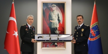 emniyet-teskilatindan-jandarmaya-anlamli-ziyaret-DZuLnKu5.jpg
