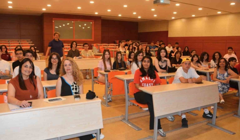 eu-iletisim-fakultesinden-lise-ogrencilerine-yeni-medya-ve-podcast-atolyesi-UNNzh1dM.jpg