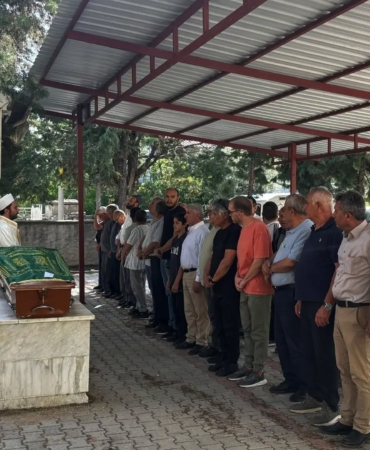 gazeteci-sozerinin-annesi-son-yolcuguna-ugurlandi-6BFwDLcR.jpg