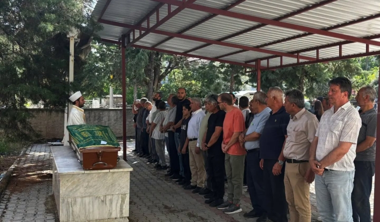 gazeteci-sozerinin-annesi-son-yolcuguna-ugurlandi-6BFwDLcR.jpg
