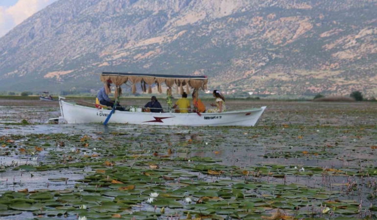 gecen-yil-kuraklik-bu-yil-ise-asiri-yagislar-niluferlerin-gorsel-solenini-geciktirdi-FAOgSCOc.jpg