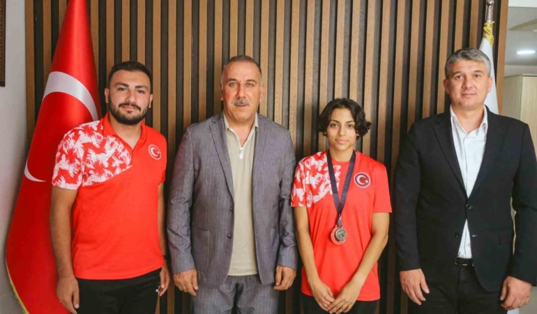 genclik-ve-spor-il-muduru-yigmatepe-basarili-sporcuyu-agirladi-gfjOLlKj.jpg