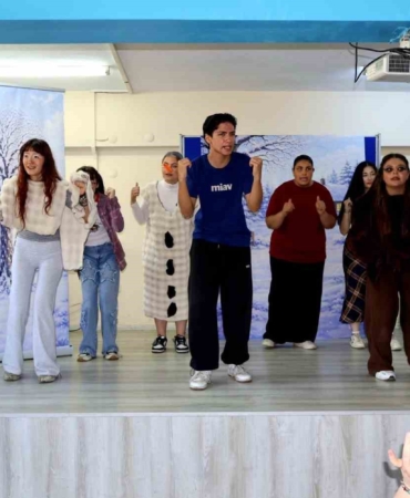 gezici-tiyatro-ogrencileri-sanatla-bulusturdu-JBFSryYA.jpg