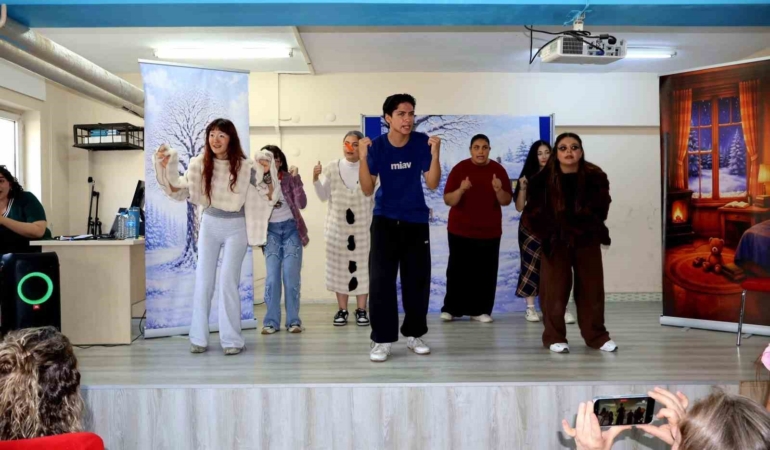 gezici-tiyatro-ogrencileri-sanatla-bulusturdu-JBFSryYA.jpg