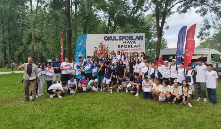 hava-sporlarinda-manisa-ruzgari-esti-RBDLkZ9m.jpg
