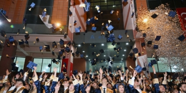 iibf-ve-teknoloji-fakultesinde-mezuniyet-sevinci-iQ9ZP9CZ.jpg