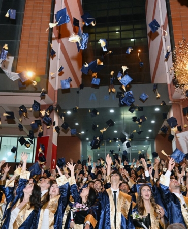 iibf-ve-teknoloji-fakultesinde-mezuniyet-sevinci-iQ9ZP9CZ.jpg