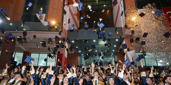 iibf-ve-teknoloji-fakultesinde-mezuniyet-sevinci-iQ9ZP9CZ.jpg