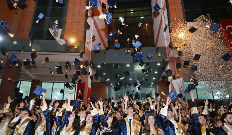 iibf-ve-teknoloji-fakultesinde-mezuniyet-sevinci-iQ9ZP9CZ.jpg