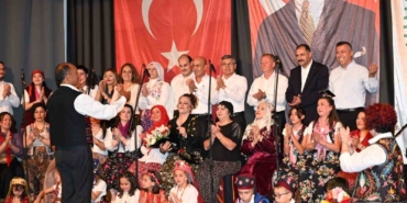 ilce-protokolunden-konserde-canli-performans-surprizi-euFNAuz1.jpg