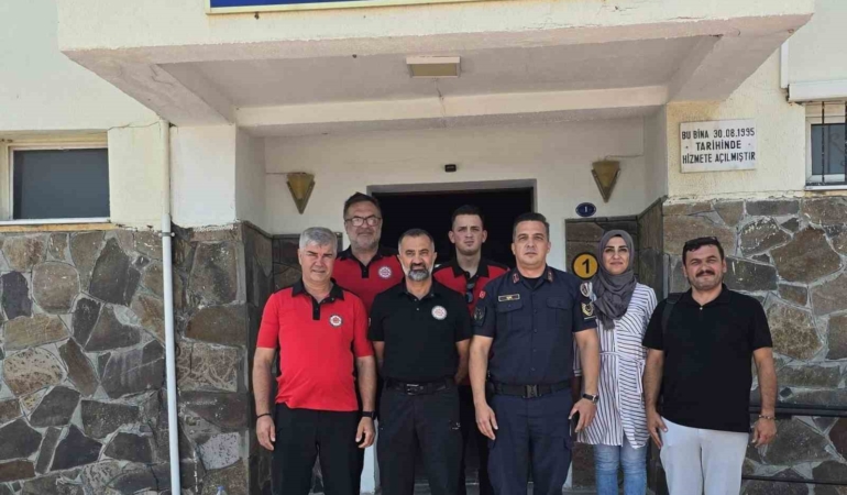 izakuttan-candarli-jandarmaya-anlamli-ziyaret-XQpJg5Wy.jpg