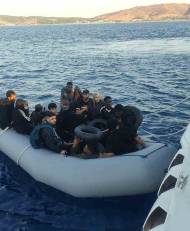 izmir-aciklarinda-gocmen-operasyonu-4u-cocuk-65-duzensiz-gocmen-yakalandi-uFrLmt7k.jpg