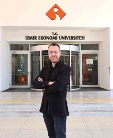 izmir-ekonomili-akademisyene-prestijli-odul-JU4KtSXy.jpg