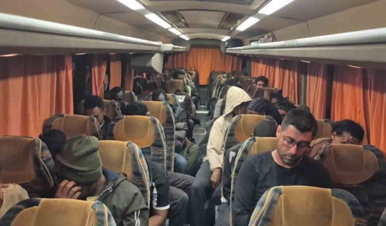 izmirde-36-duzensiz-gocmen-ve-1-gocmen-kacakcisi-yakalandi-EOCk89rZ.jpg