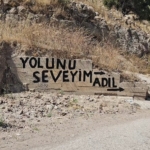 izmirde-bozuk-yol-isyan-ettirdi-vatandas-cileyi-duvarlara-yazdi-s6Y8RNCd.jpg
