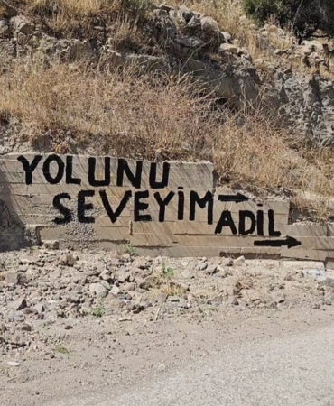 izmirde-bozuk-yol-isyan-ettirdi-vatandas-cileyi-duvarlara-yazdi-s6Y8RNCd.jpg