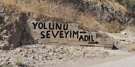 izmirde-bozuk-yol-isyan-ettirdi-vatandas-cileyi-duvarlara-yazdi-s6Y8RNCd.jpg
