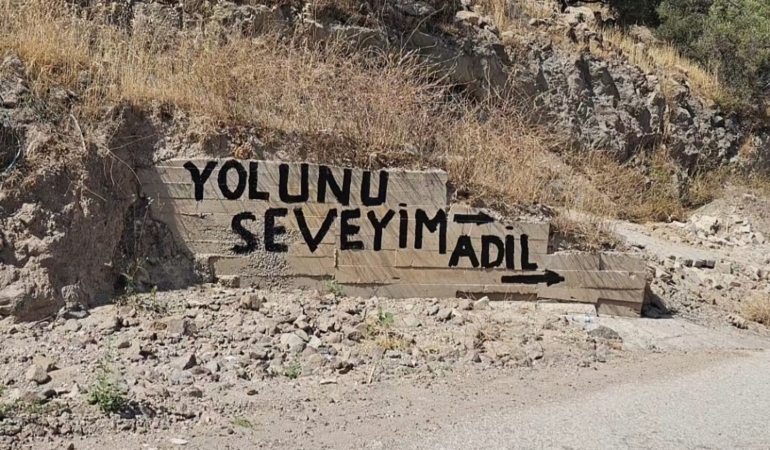 izmirde-bozuk-yol-isyan-ettirdi-vatandas-cileyi-duvarlara-yazdi-s6Y8RNCd.jpg
