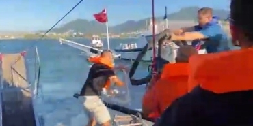 izmirde-denizde-korku-dolu-anlar-su-alan-teknedeki-6-yolcu-kurtarildi-7LsiXPIt.jpg