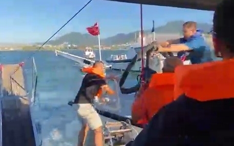 izmirde-denizde-korku-dolu-anlar-su-alan-teknedeki-6-yolcu-kurtarildi-7LsiXPIt.jpg