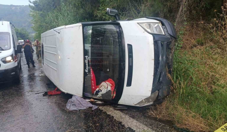 izmirde-isci-servisi-devrildi-1-olu-2si-agir-10-yarali-FbHcQzqL.jpg