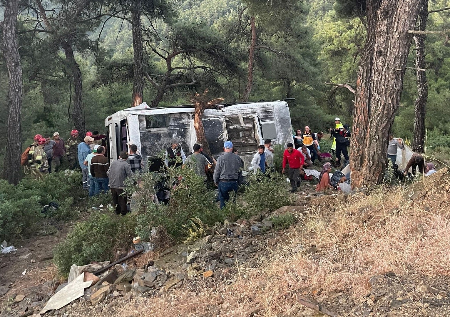 izmirde-isci-servisi-sarampole-devrildi-22-yarali-eWqe9Abr.jpg