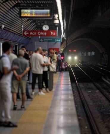 izmirde-kablo-hirsizligi-girisimi-metro-seferlerini-aksatti-TVQaROlZ.jpg