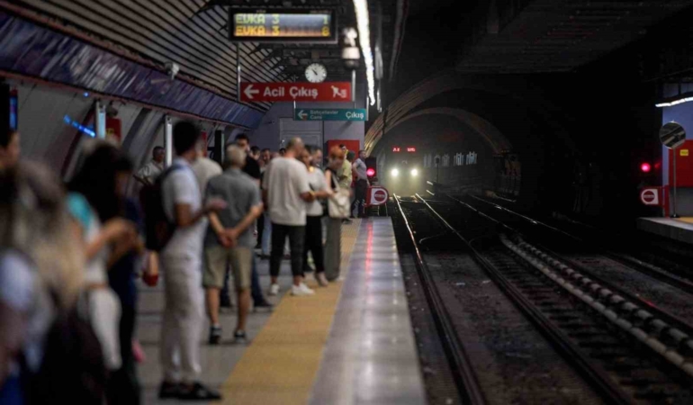 izmirde-kablo-hirsizligi-girisimi-metro-seferlerini-aksatti-TVQaROlZ.jpg