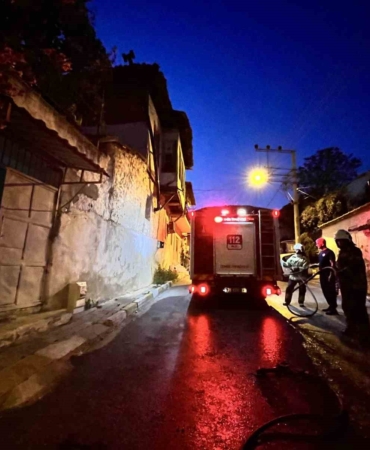 izmirde-korkutan-yangin-odun-atesinden-sicrayan-kivilcimlar-evi-yakiyordu-lRTaLGFK.jpg