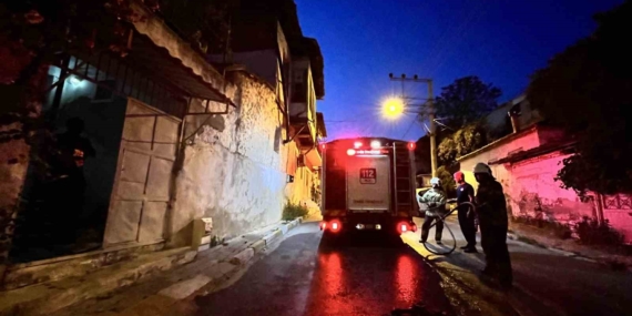 izmirde-korkutan-yangin-odun-atesinden-sicrayan-kivilcimlar-evi-yakiyordu-lRTaLGFK.jpg
