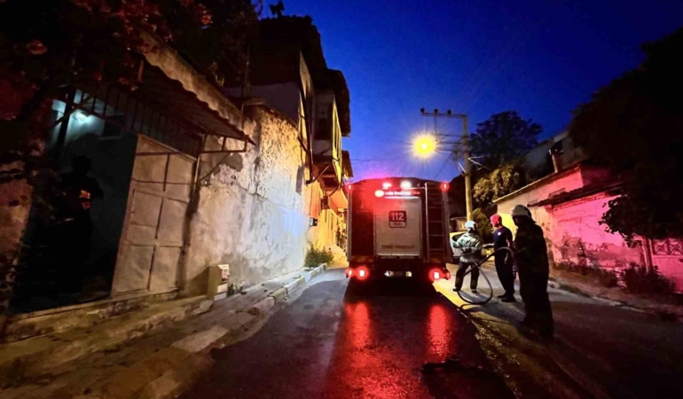 izmirde-korkutan-yangin-odun-atesinden-sicrayan-kivilcimlar-evi-yakiyordu-lRTaLGFK.jpg