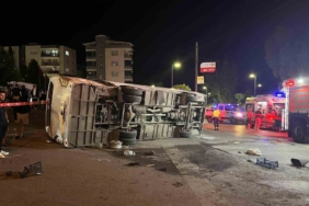 izmirde-servis-otobusu-ile-otomobil-carpisti-4-yarali-Xvk3Si2O.jpg