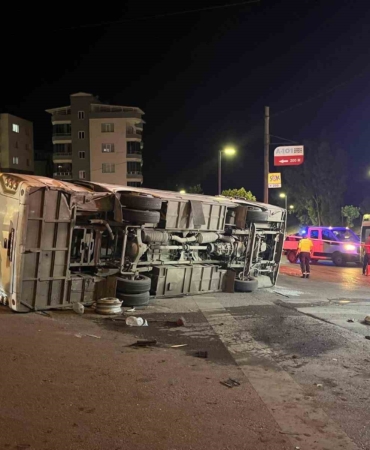 izmirde-servis-otobusu-ile-otomobil-carpisti-4-yarali-Xvk3Si2O.jpg