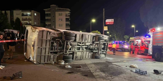 izmirde-servis-otobusu-ile-otomobil-carpisti-4-yarali-Xvk3Si2O.jpg