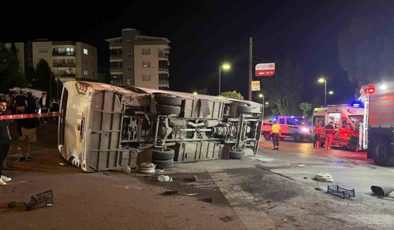 izmirde-servis-otobusu-ile-otomobil-carpisti-4-yarali-d4uupfyy.jpg