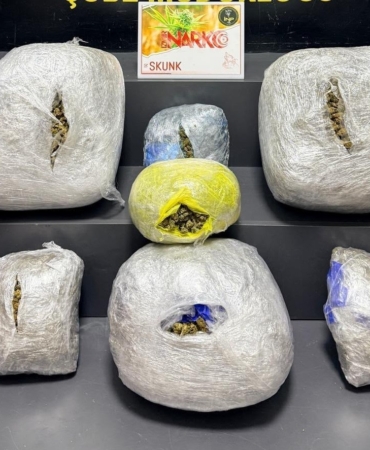 izmirde-supheli-aractan-15-kilo-zehir-cikti-3HR6zQYT.jpg