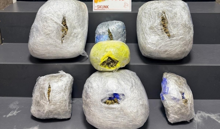 izmirde-supheli-aractan-15-kilo-zehir-cikti-3HR6zQYT.jpg
