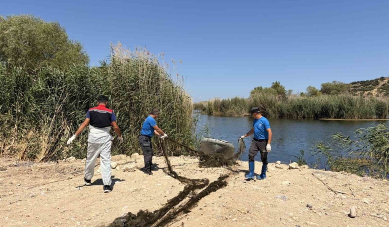 izmirde-yasa-disi-avcilikla-mucadele-50-metrelik-ag-sudan-cikarildi-sWMlXWU9.jpg