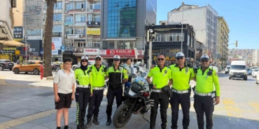 izmirin-efsane-trafik-polisi-emekli-oldu-son-anonsunda-elleri-titredi-yBv2iHMO.jpg