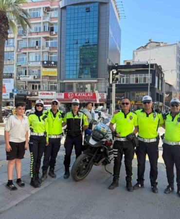 izmirin-efsane-trafik-polisi-emekli-oldu-son-anonsunda-elleri-titredi-yBv2iHMO.jpg