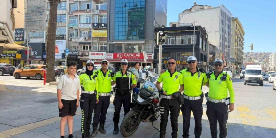 izmirin-efsane-trafik-polisi-emekli-oldu-son-anonsunda-elleri-titredi-yBv2iHMO.jpg