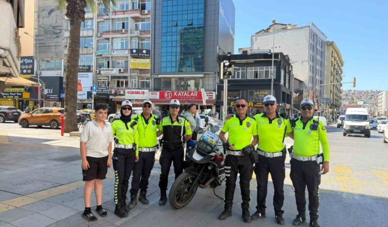 izmirin-efsane-trafik-polisi-emekli-oldu-son-anonsunda-elleri-titredi-yBv2iHMO.jpg