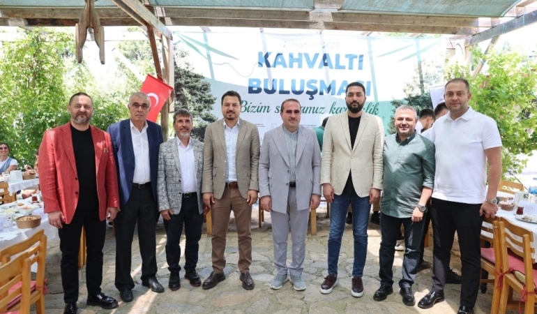 kahramanmaraslilar-bornovada-kahvaltida-bulustu-ymHxWszO.jpg