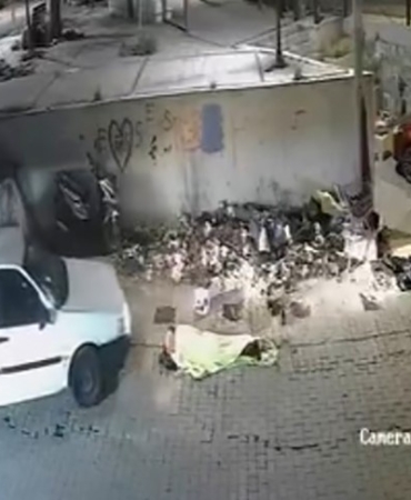 kaldirimda-uyuyani-fark-etmedi-uzerinden-otomobille-gecti-o-anlar-kamerada-rDLFCfjv.jpg