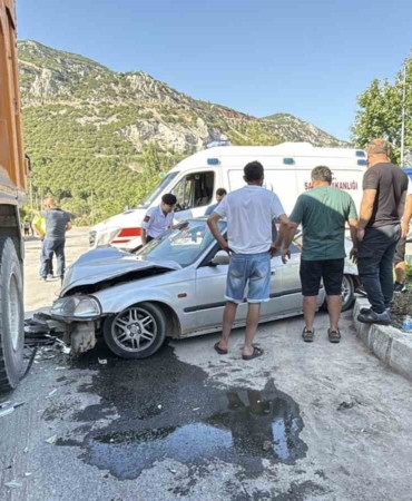 kamyona-arkadan-carpan-genc-surucu-yaralandi-jz6yJuPY.jpg