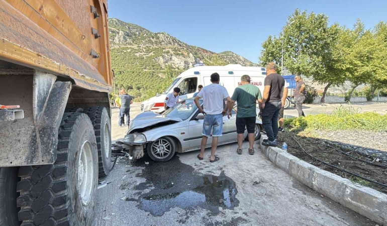 kamyona-arkadan-carpan-genc-surucu-yaralandi-jz6yJuPY.jpg