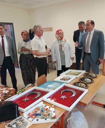 kaymakam-turker-halk-egitimi-merkezi-kursiyerleriyle-bir-araya-geldi-qxZI2qkN.jpg