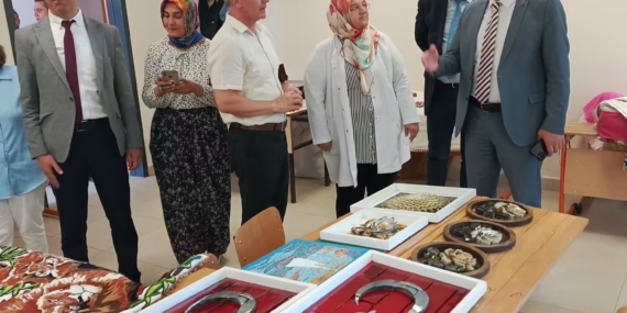 kaymakam-turker-halk-egitimi-merkezi-kursiyerleriyle-bir-araya-geldi-qxZI2qkN.jpg