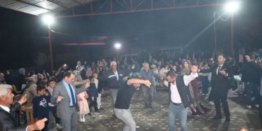 kaymakam-turker-piste-cikip-yeni-evlenen-ciftin-mutluluguna-ortak-oldu-bwGFJMeP.jpg