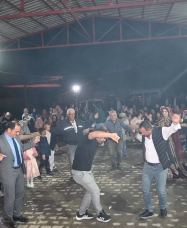 kaymakam-turker-piste-cikip-yeni-evlenen-ciftin-mutluluguna-ortak-oldu-bwGFJMeP.jpg